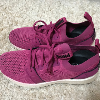 Pumas ランニングシューズ　パープル系の画像