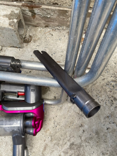 ダイソンコードレス掃除機　早いもの勝ち。本日日曜日なら邪魔なので5000円で。