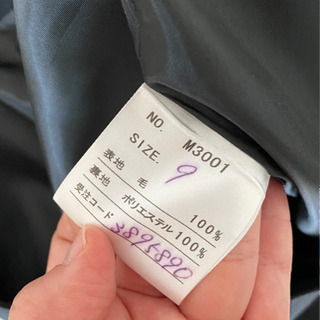 黒のスタンダードなレディーススーツの画像