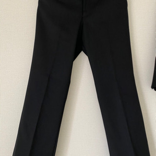 黒のスタンダードなレディーススーツの画像