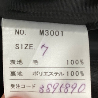 黒のスタンダードなレディーススーツの画像