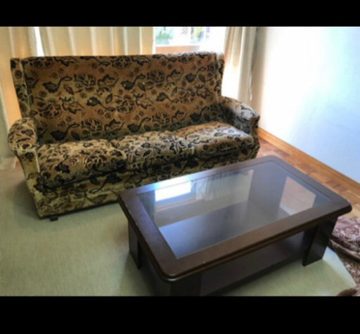 ３人掛けソファと１人掛けソファ２脚とセンターテーブルのセット