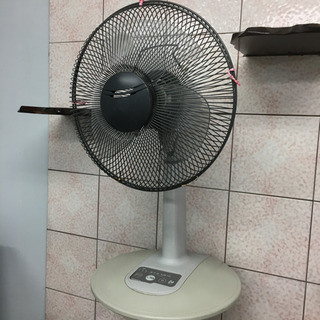 古い首振り扇風機(ジャンク)の画像