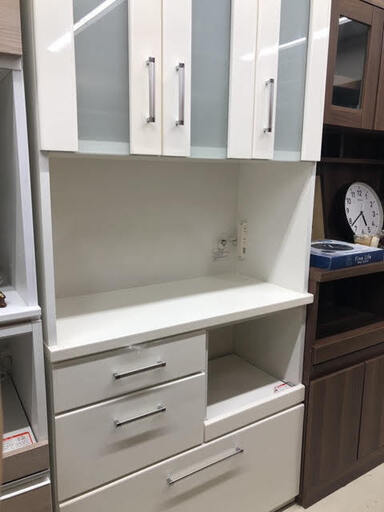 取引中　GM132　キッチンボード　白　しろ　ホワイト　幅８８㎝　高１８０㎝　完成品　引き出し　食器棚オシャレ　おしゃれ　キッチン収納　レンジ台　スライド棚　1人暮らし　２人暮らし　リサイクルショップ　ケイラック朝霞田島店　朝霞　志木　和光　新座　入間　富士見　ふじみ野　さいたま市　練馬　板橋　東久留米　三芳　戸田　蕨　所沢　川口　清瀬