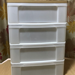 プラスチック衣装ケースの画像
