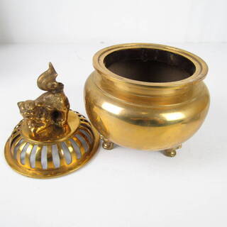V071・【超特大】希少 仏具セット 仏具用具 花瓶 獅子 木箱付き 燭台 お寺 真鍮 寺院 銅 香炉 お鈴 仏壇 金 工芸 寺 まとめ 神具 法事 法要の画像