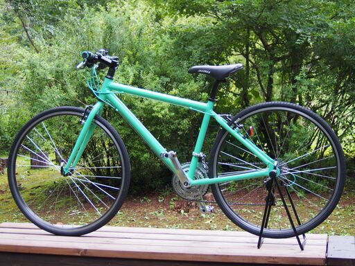 <<さらに値下げ>><新古車ノーブランド700Cクロスバイク（ビアンキカラー）サイズ44>