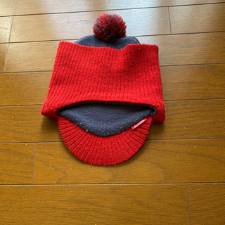 つば付きのニット帽の画像