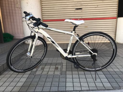 白いクロスバイク  前3段後6段ギア