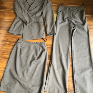 女性用スーツ 9号売ります。