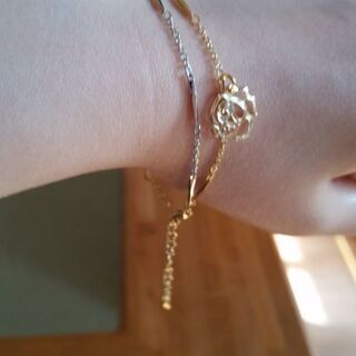 お洒落！透かし薔薇チャーム＆二種デザインチェーンブレスレットの画像