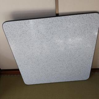 ７５cm×７５cm、こたつの天板
