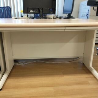 中古オフィス家具　机の画像