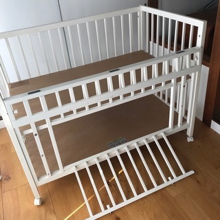 ベビーベッドの画像