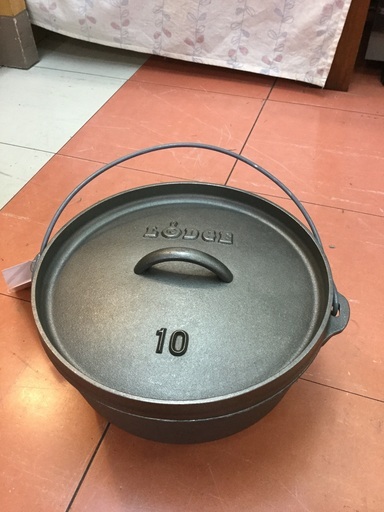 未使用品！　⭐︎大人気⭐︎　LODGE(ロッジ)  ダッチオーブン 10インチ　足つき　¥9,680(税込)