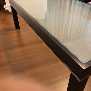 値下げ！シックモダンなダークブラウンのガラスローテーブルの画像
