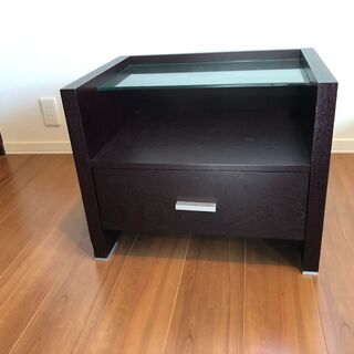 値下げ！シックモダン！ダークブラウンのナイトテーブルの画像