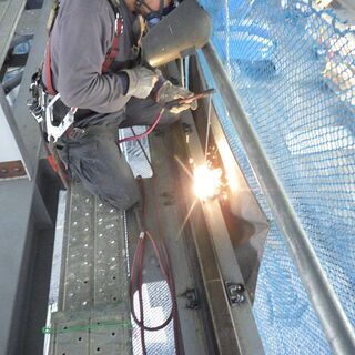 《未経験者OK！》鍛冶工及び天井クレーンレールメンテナンス、新規取付 の画像