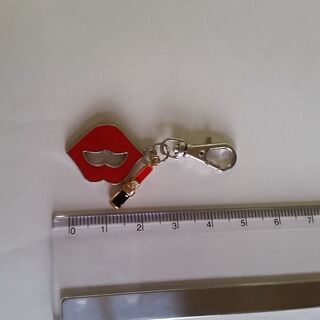 唇＆口紅付きカニカン　キーホルダーにつけるの画像
