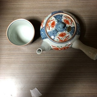 急須とコップ5個。200円