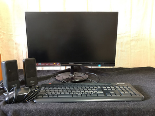 モニターとスピーカーとキーボードとマウスのセット