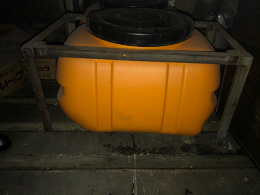 水タンク2個　清水　汚水　大型タンク一個は、アングル組んでます。