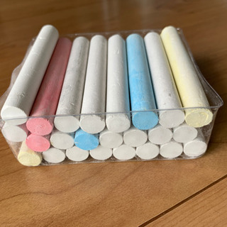 チョーク 白 赤 黄色 青 chalk 黒板の画像