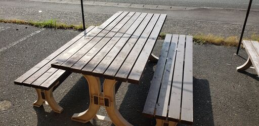 ベンチ付きピクニックテーブル (picnic table with benches)