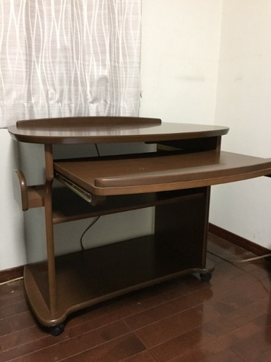 シックなパソコンデスク