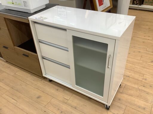スライド扉、キャスター付きのシンプルなキッチンカウンターです！