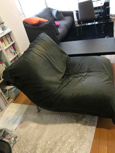 ロゼのソファー　ふとんに包まれてるようなソファー