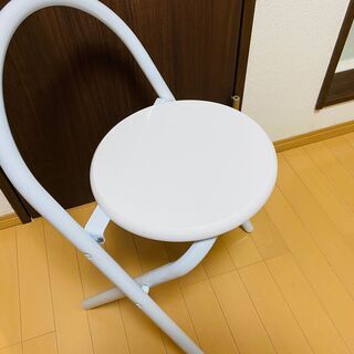 折りたたみ机とイスのセットの画像