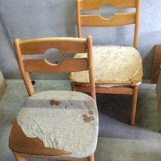 テーブルに付いていた椅子２脚の画像
