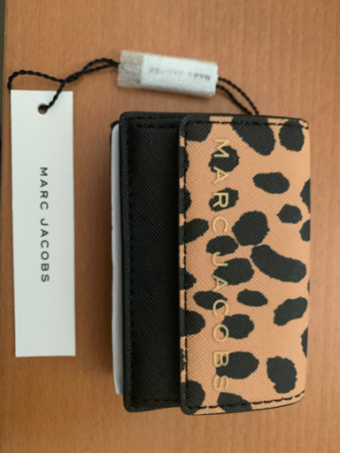 日本では入手困難大人気の三つ折り財布