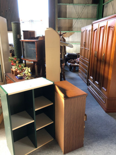 家具大量にあります。家具屋在庫品の未使用品など、綺麗なものが多いです。