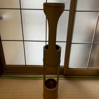 竹製の花器です。