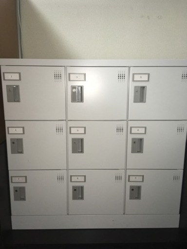 9つドアのロッカー。鍵揃ってます