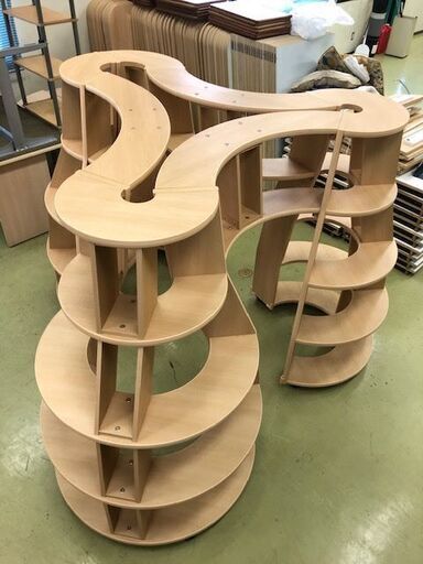 木目調の立体的なオブジェ棚