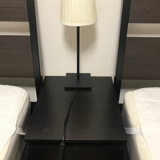 IKEA サイドテーブルと電気スタンドの画像