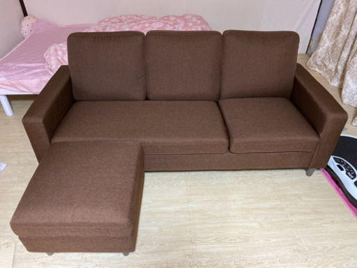 ソファー三人掛け脚ありブラウン、オットマン付き、膝かけあり