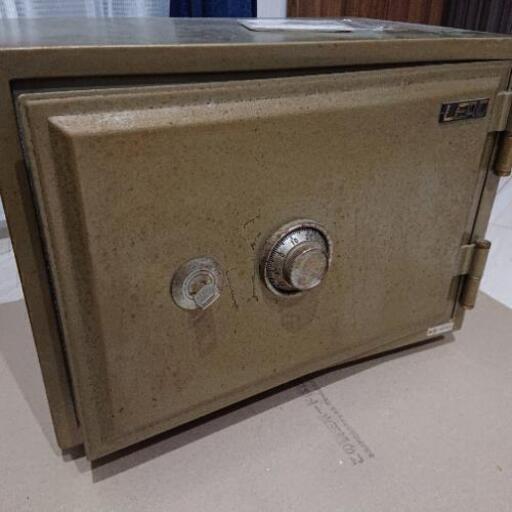 耐火金庫　重量約４０ｋｇ