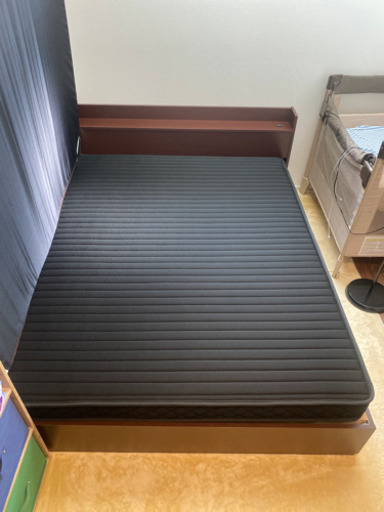 ほぼ未使用マットレス、引出し収納付きクイーンサイズ　ベッド
