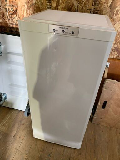 JH01008/MISTUBISHI/ノンフロン冷凍庫/121L/2011年製/※中棚割れあり