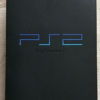 PS2本体一式、AVケーブル2本、コントローラ2つ、メモリカード2枚の画像
