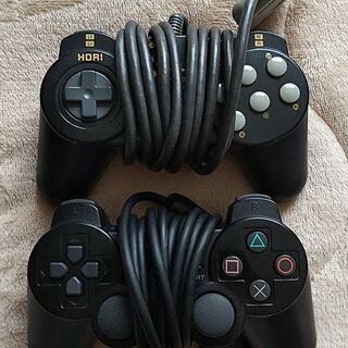 PS2本体一式、AVケーブル2本、コントローラ2つ、メモリカード2枚の画像