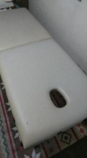 施術用の折り畳みベッド