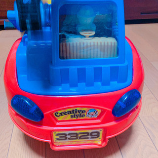 おもちゃの乗るショベルカーの画像