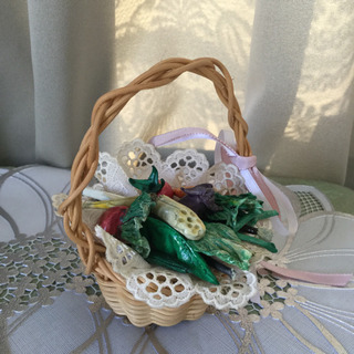 バスケット入り。粘土作品  野菜14個