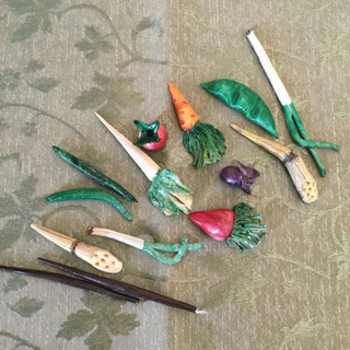 バスケット入り。粘土作品  野菜14個の画像