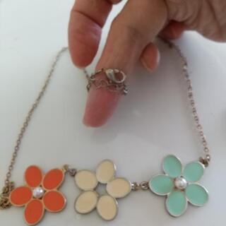 お花の指輪・ネックレスセットの画像